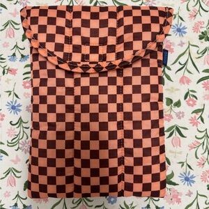 BAGGU Brown Checkered Puffy Tablet Sleeve 8”